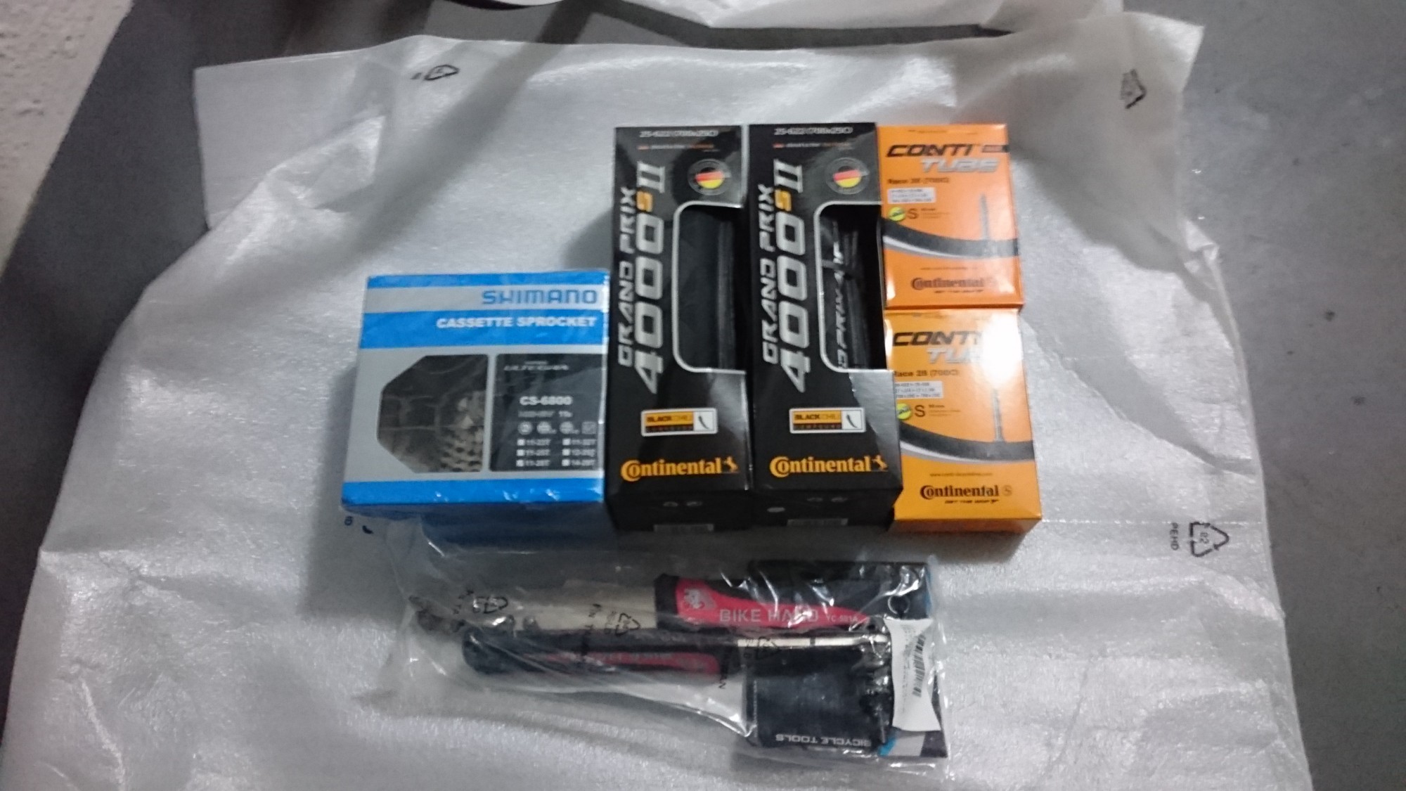 Amazonで購入しておいたタイヤとチューブと専用工具